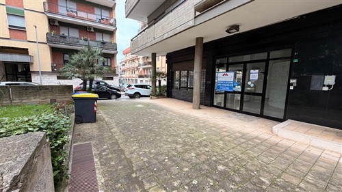 Locale commerciale angolare con 4 vetrine, giardino e cortile, zona ospedale